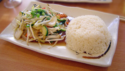 Gewokte groenten met rijst bij Yaki - &copy, La Cucina