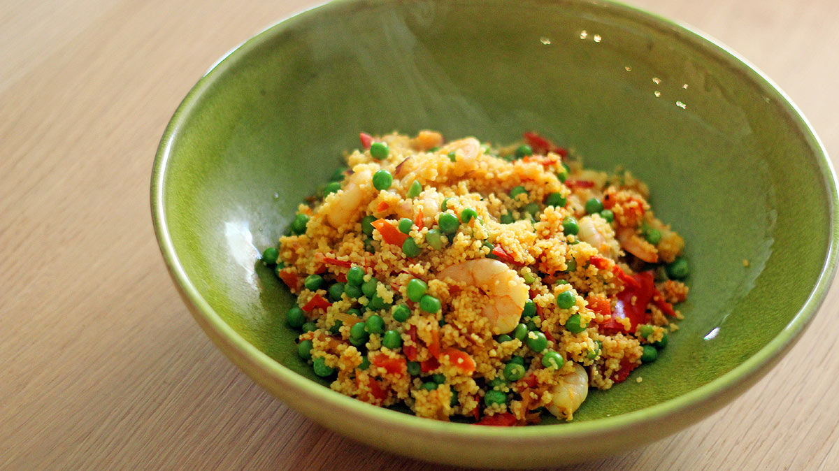 Snelle couscous met garnalen, chorizo en saffraan - La Cucina